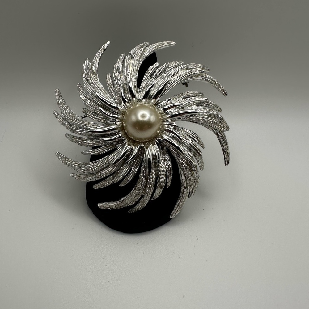 Vintage 1960s Stamped Sarah Coventry Silver Brooch with Pearl Center - Picture 6 of 7